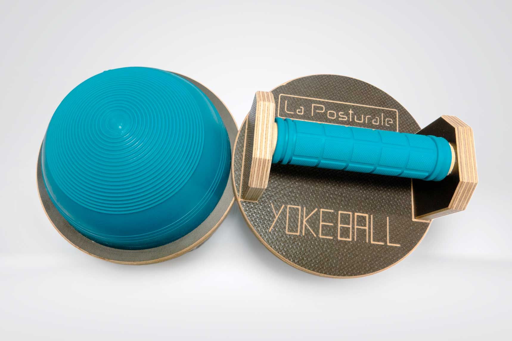 Uno Yokeball blu con telaio in legno e maniglia. "La Posturale YOKEBALL" è scritto sulla superficie.