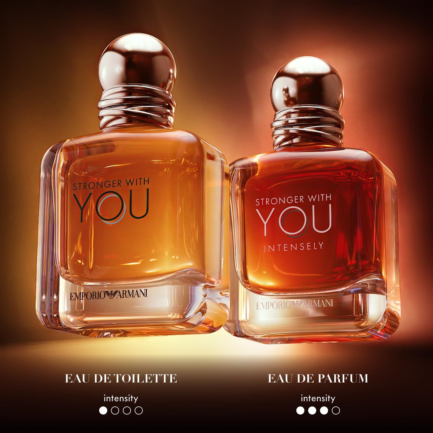 Due flaconi in vetro. Scritta: STRONGER WITH YOU e STRONGER WITH YOU INTENSELY. Testo: Eau de Toilette e Eau de Parfum.