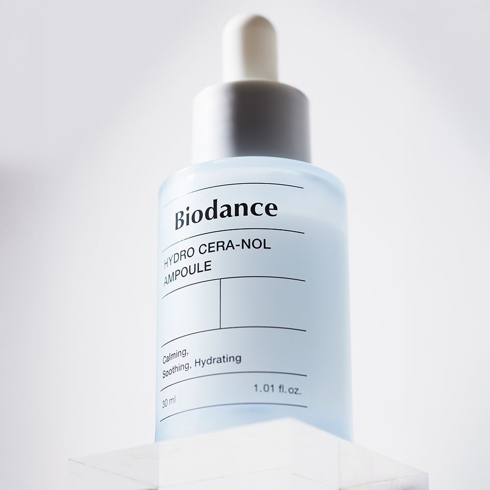 Biodance Hydro Cera-Nol Ampoule, primo piano del flacone in vetro blu con contagocce.