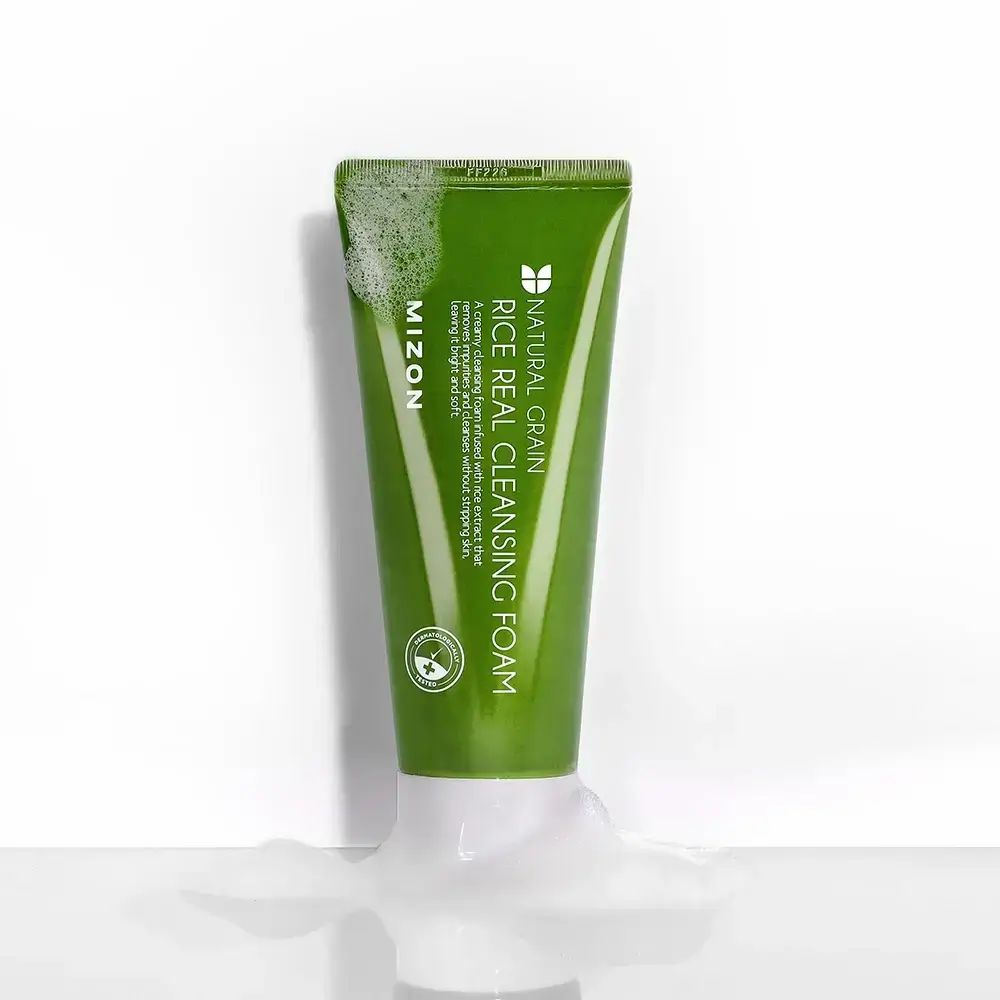 Tubo verde con schiuma bianca. Scritta: MIZON, NATURAL GRAIN RICE REAL CLEANSING FOAM. Logo di certificazione.