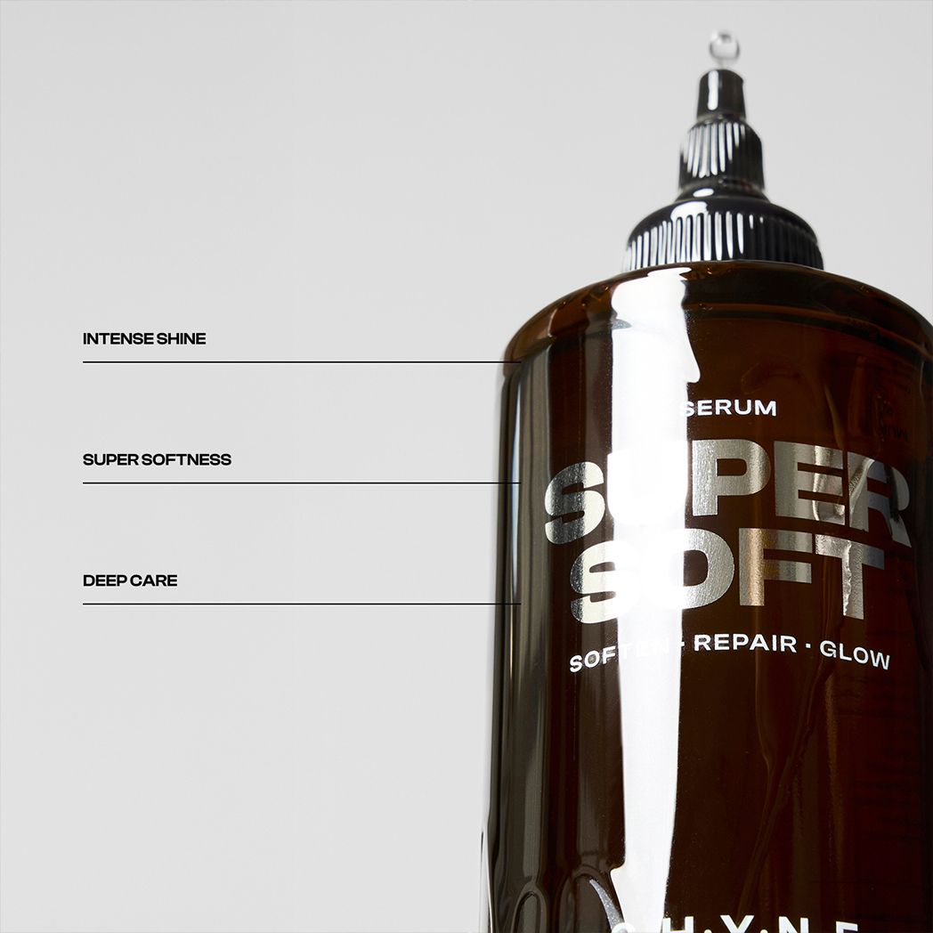 Flacone marrone con tappo nero. Scritta: SERUM SUPER SOFT. Testo: INTENSE SHINE, SUPER SOFTNESS, DEEP CARE.