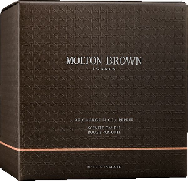 Confezione marrone. Scritta: Molton Brown London, Re-Charge Black Pepper, Scented Candle, Made in England.