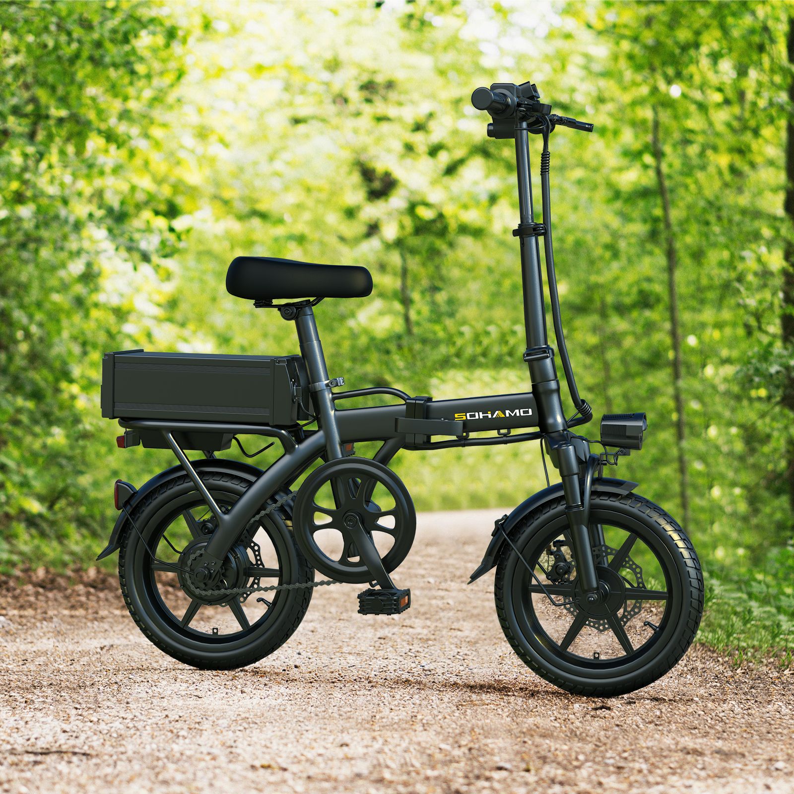 E-bike nera su un sentiero nel bosco. Batteria, faro e portapacchi. Marchio SOHAMO.