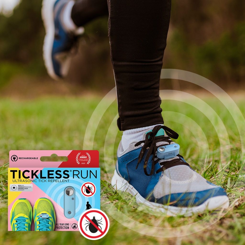 Dispositivo anti-zecche Tickless Run sulla scarpa di un corridore, con confezione e simboli di onde ultrasoniche.