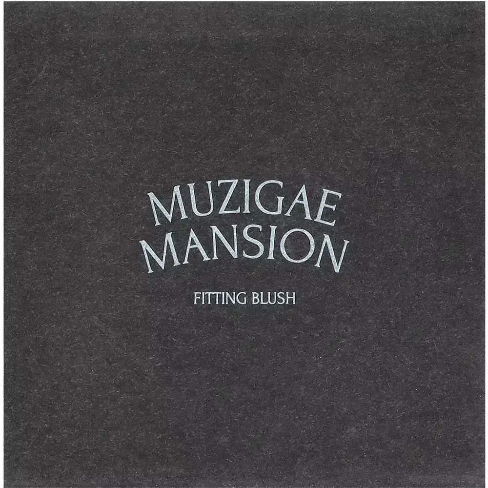 Confezione quadrata nera con testo bianco: MUZIGAE MANSION, FITTING BLUSH.