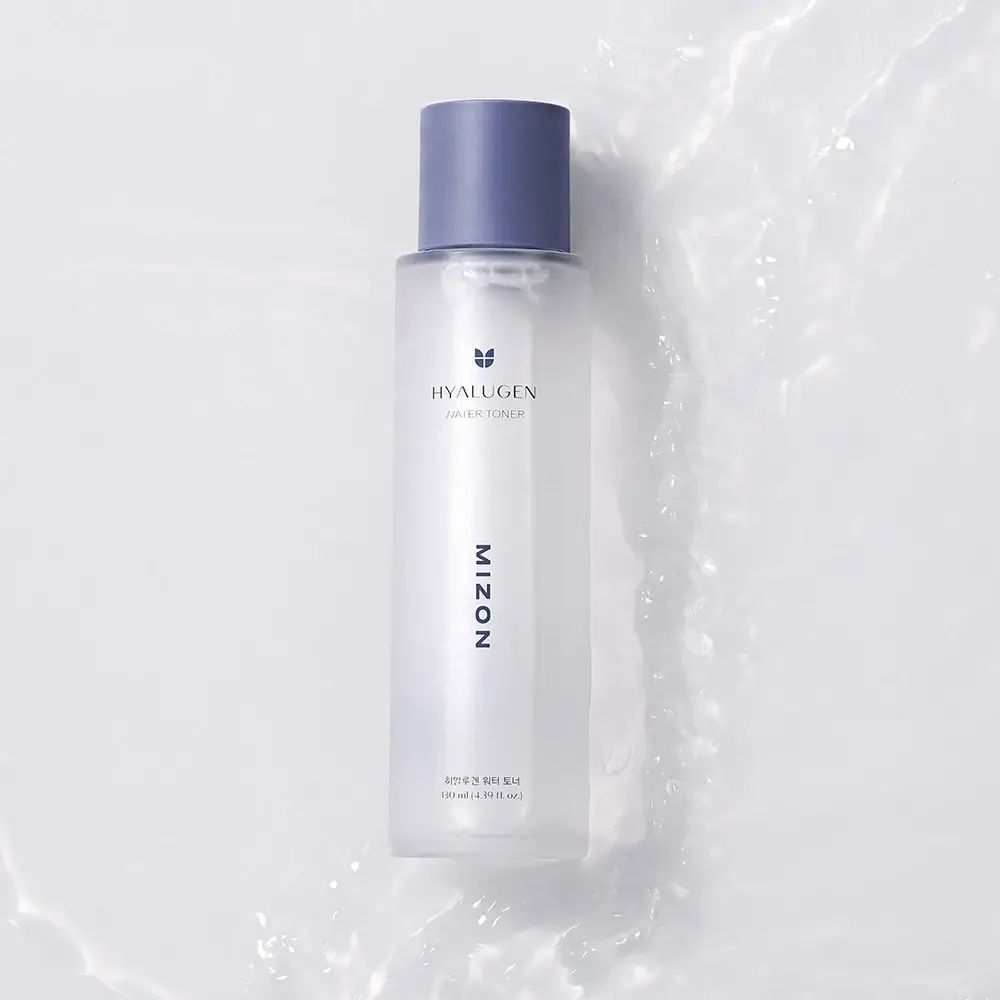 Toner per il viso in flacone cilindrico con tappo viola. Scritta: HYALUGEN WATER TONER, MIZON. Sfondo: acqua.