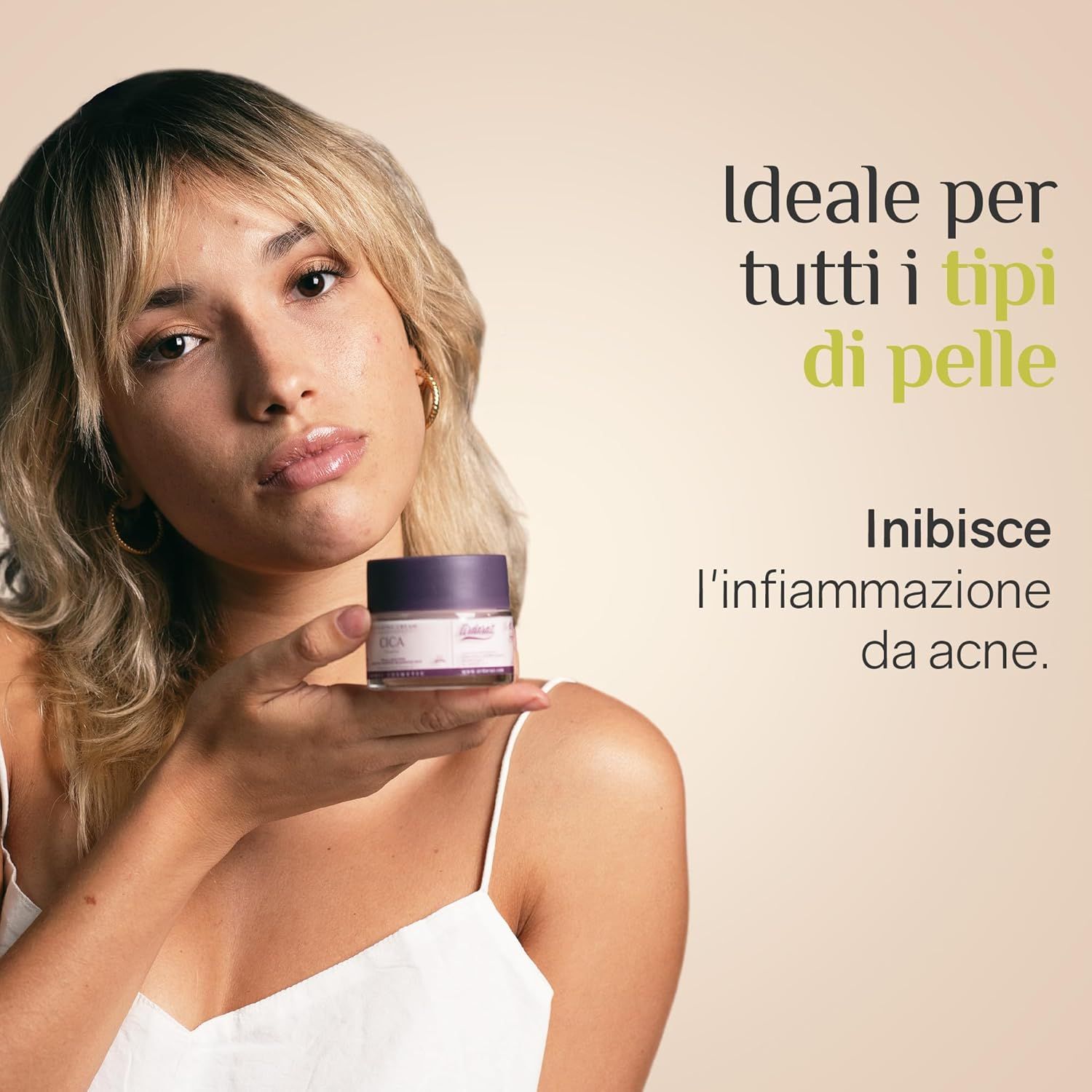 Donna che tiene un vasetto di crema. Testo: Ideale per tutti i tipi di pelle. Inibisce l'infiammazione da acne. Vasetto con scritta: Cica.