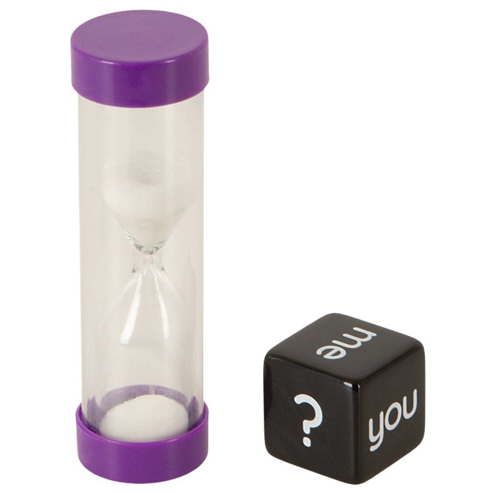 Clessidra trasparente con coperchio e base viola, accanto a un dado nero con lettere bianche e punto interrogativo.