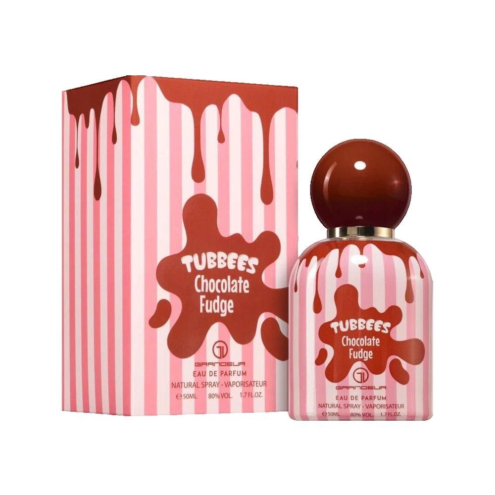 Flacone di profumo e confezione a strisce rosa con stampa Fudge al cioccolato. Tappo marrone. Testo: Tubbees Chocolate Fudge.