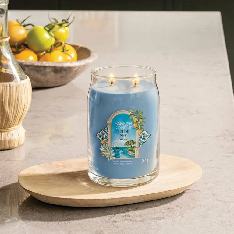 Yankee Candle Azur Sky Signature Grand Pot blu su vassoio di legno. Due stoppini. Scritta sull'etichetta.