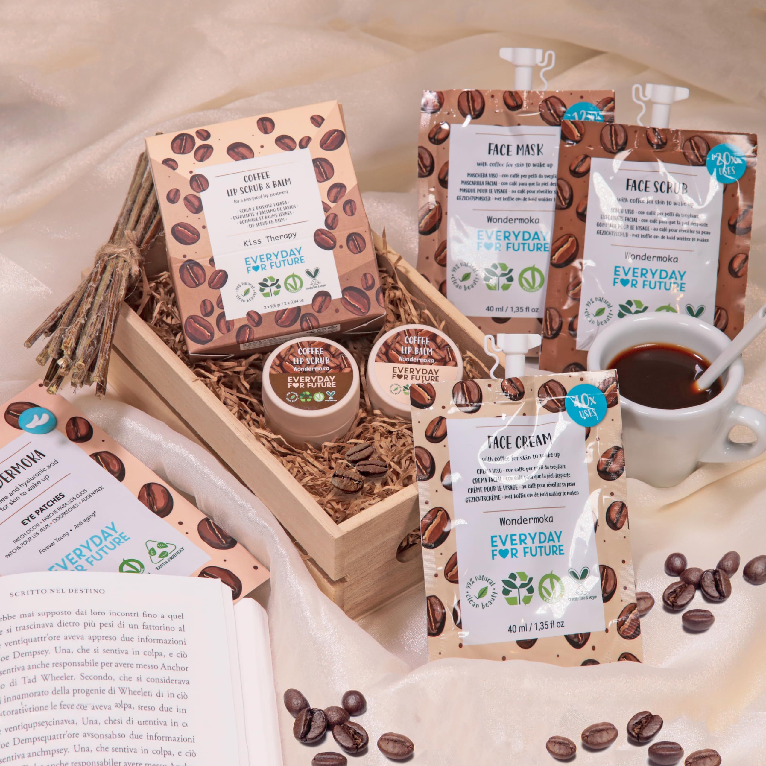 Cassa di legno con vasetti di scrub e balsamo labbra, maschere viso, crema viso e tazza di caffè. Scritta: Coffee Lip Scrub & Balm.
