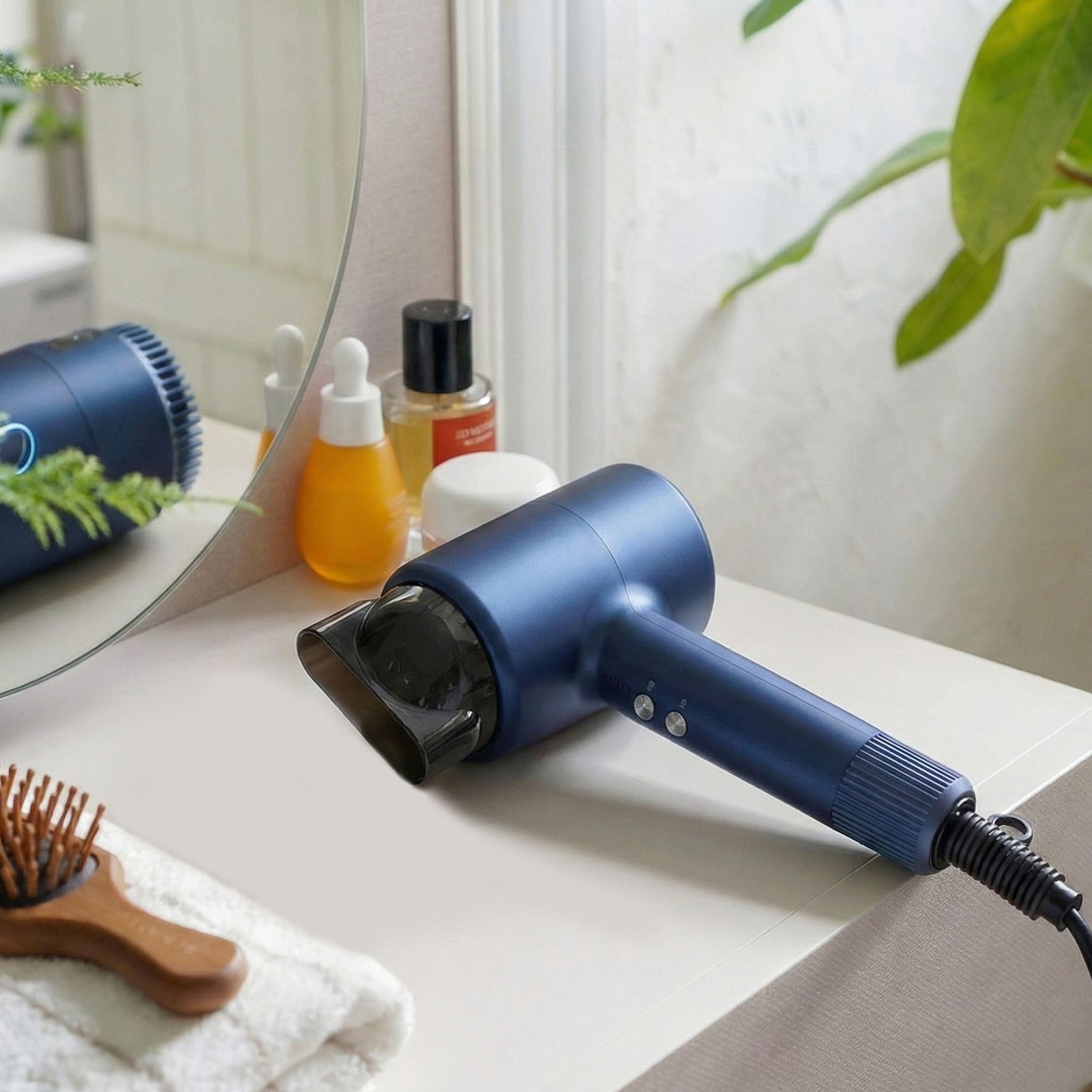 Asciugacapelli blu su un ripiano accanto a prodotti cosmetici e un asciugamano. Ugello concentratore attaccato.