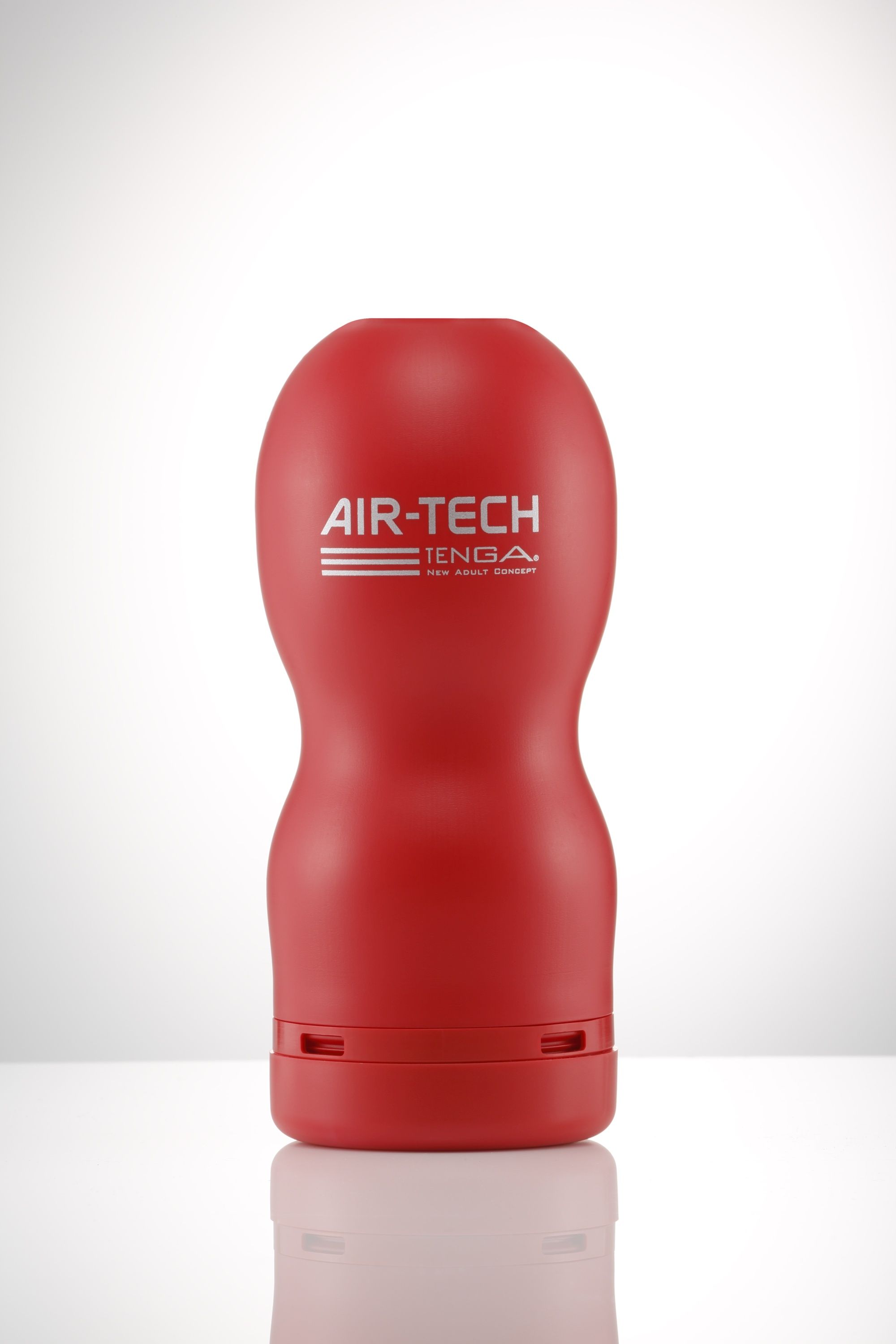 Contenitore rosso con testo: AIR-TECH, TENGA. Forma: allungata, arrotondata.