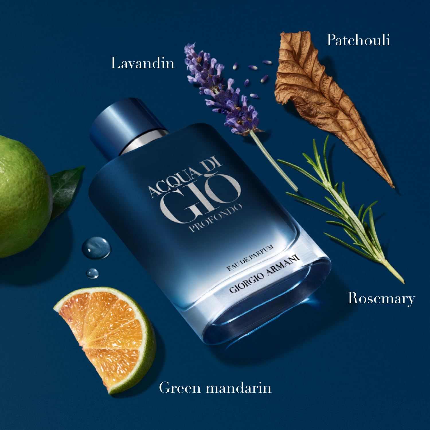 Flacone di profumo blu con lavanda, rosmarino, mandarino e patchouli. Testo: Acqua di Gio Profondo, Giorgio Armani.