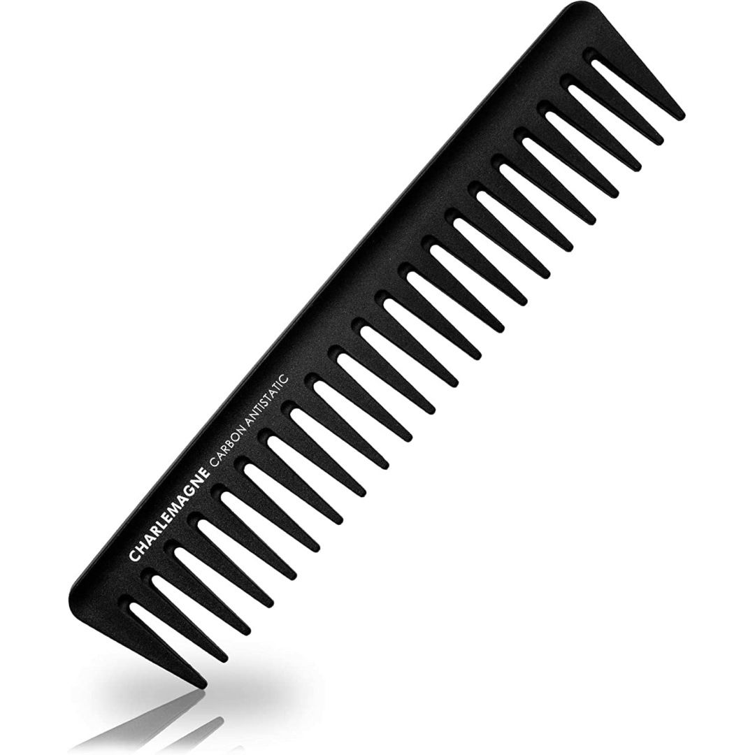 Mano che usa una spazzola rotonda per acconciare i capelli.