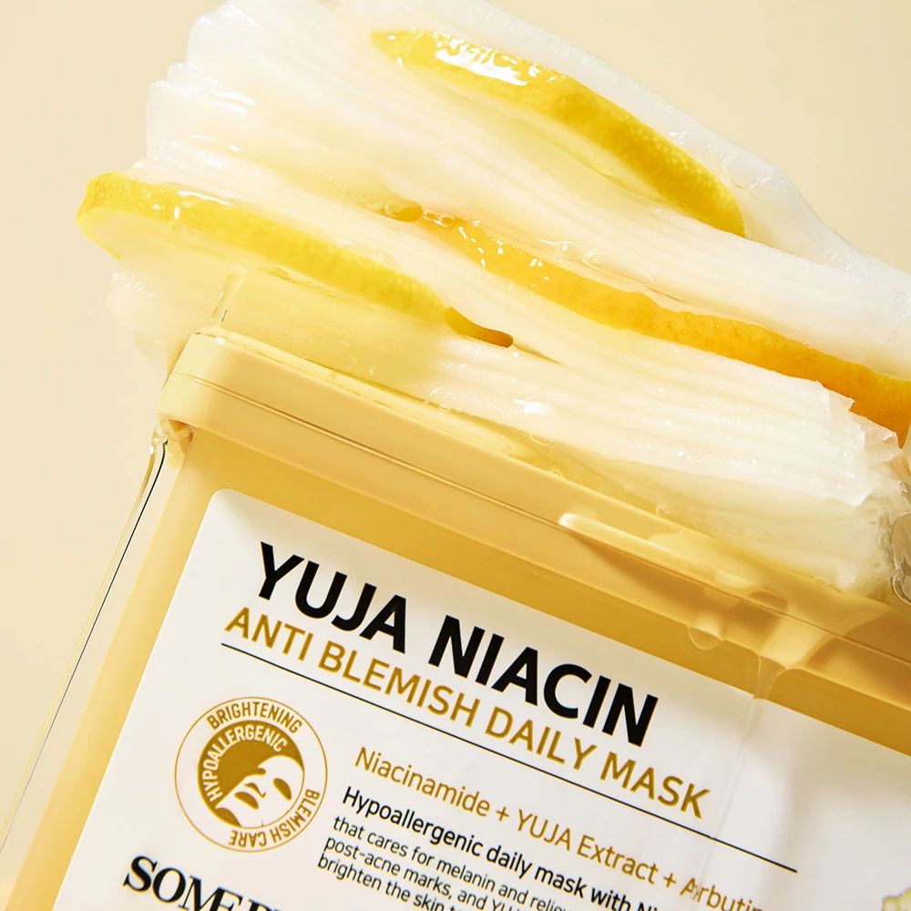 Confezione di maschere aperta con maschere e fette di limone. Scritta: Yuja Niacin Anti Blemish Daily Mask.