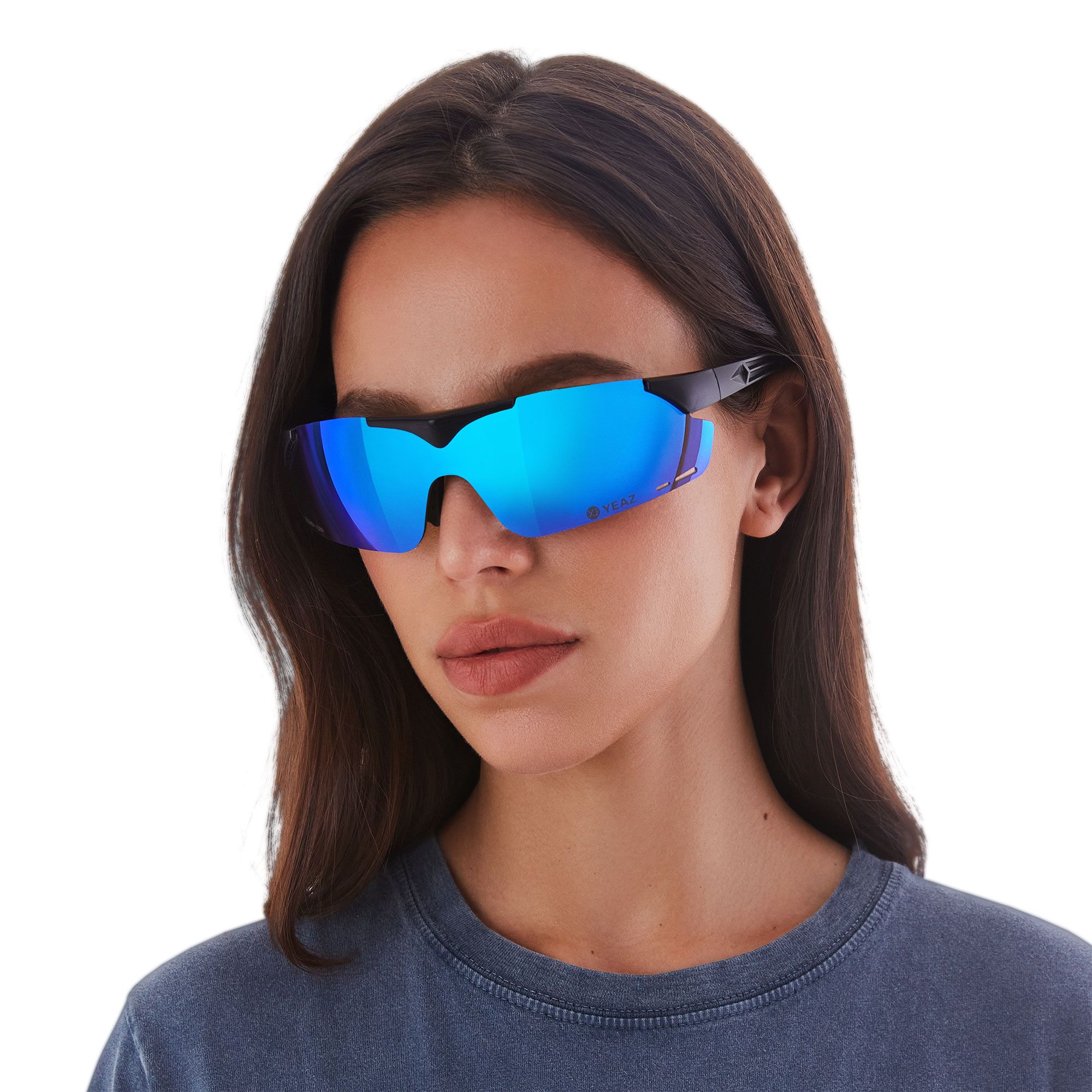 Occhiali da sole sportivi con lenti blu a specchio e montatura nera.