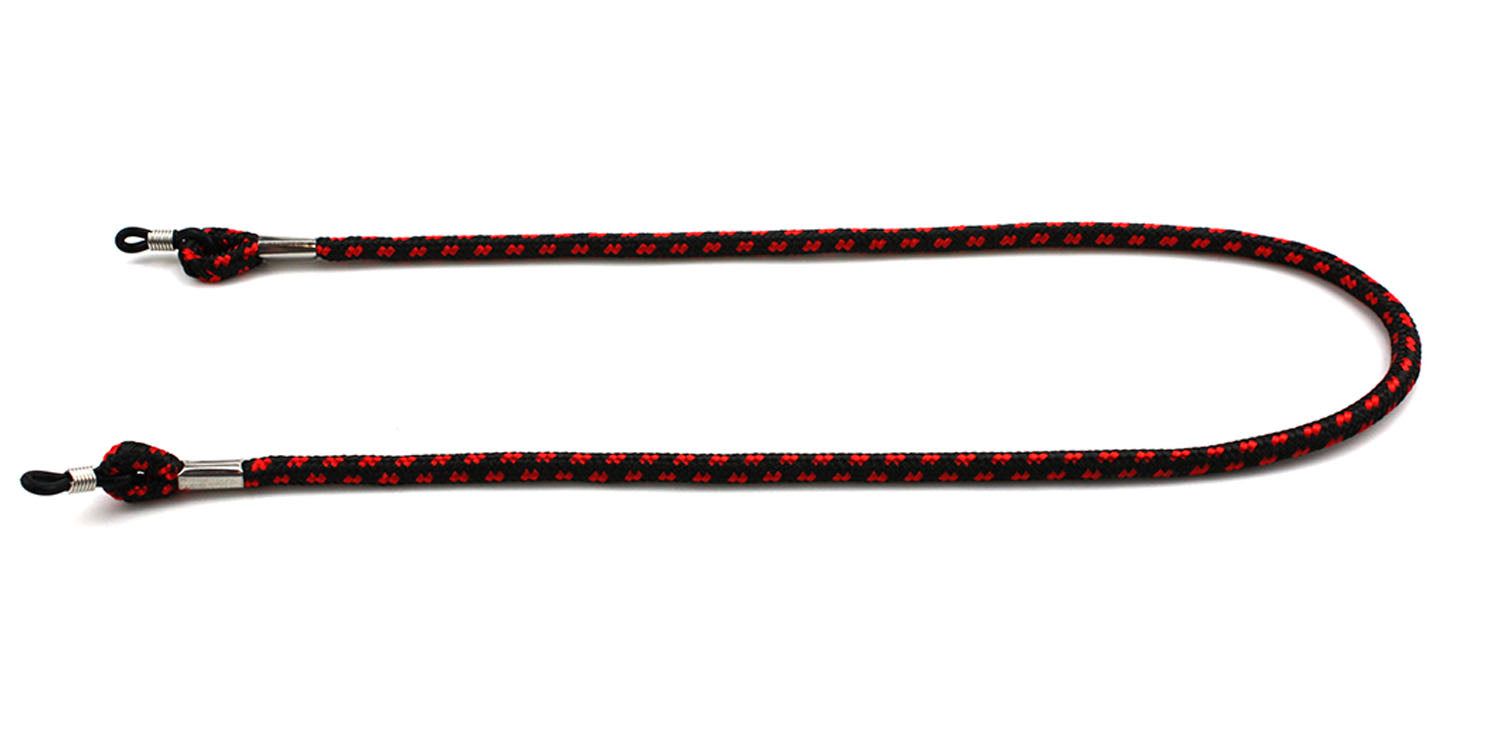 Cinturino per occhiali, corda intrecciata rossa e nera, estremità metalliche, anelli neri. Vista dall'alto, sfondo bianco.