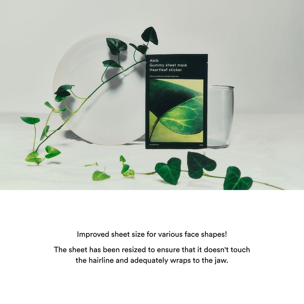 Confezione del prodotto con motivo a foglia e testo: ABIB Gummy Sheet Mask Heartleaf sticker. Decorazione con piante e vetro.