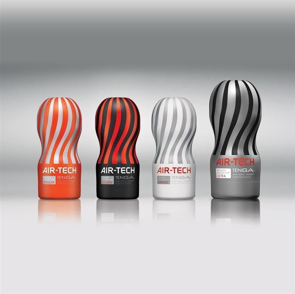 Quattro contenitori a strisce. Colori: rosso/bianco, nero/rosso, bianco/grigio, grigio/nero. Testo: AIR-TECH, TENGA.