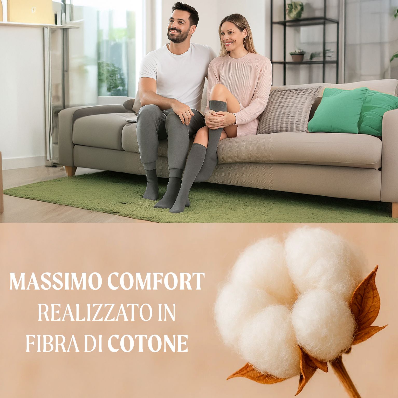 Coppia seduta su un divano, indossa calze a compressione grigie. Simbolo fibra di cotone in basso.