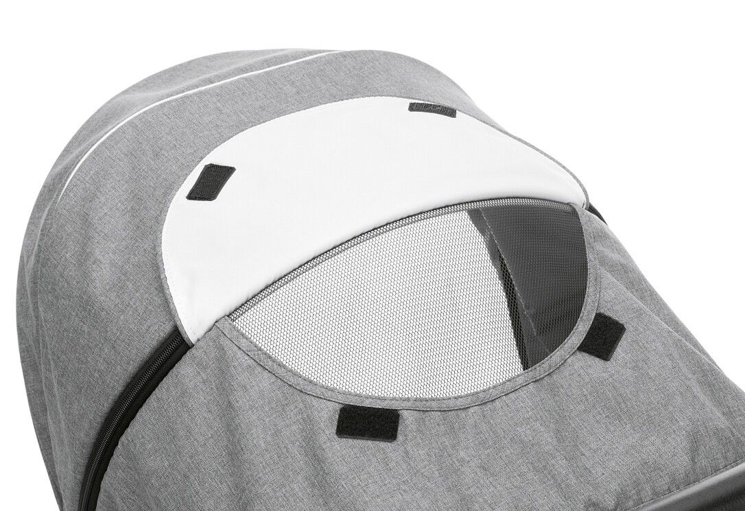 Cappottina grigia per passeggino con inserto bianco e finestra in rete. Chiusure in velcro nere.