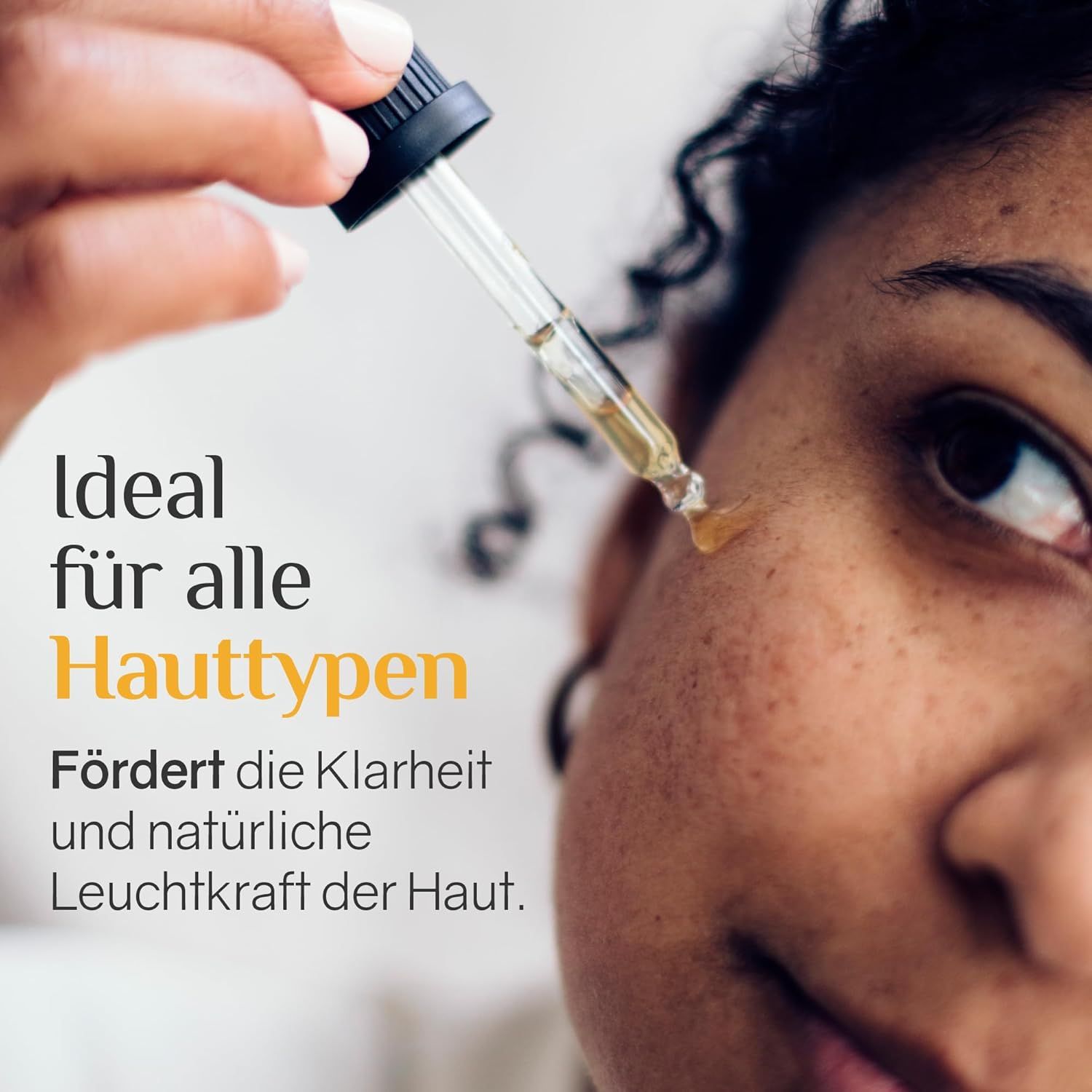 Donna con contagocce di siero. Testo: Ideale per tutti i tipi di pelle. Promuove la chiarezza e la luminosità della pelle.