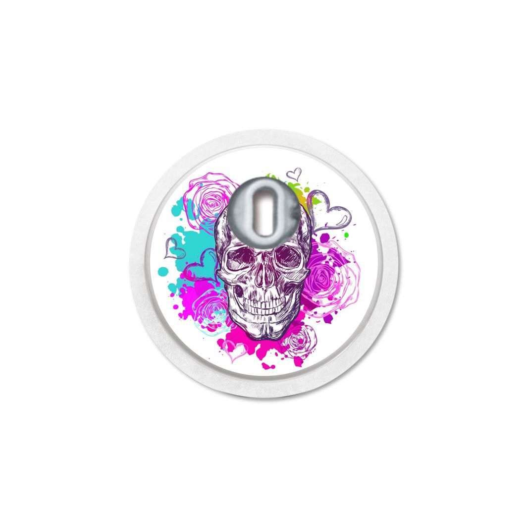 Adesivo rotondo con disegno di teschio, rose e schizzi di colore. Apertura per sensore. Bordo bianco.