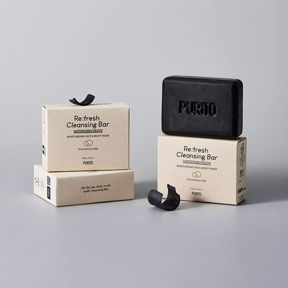 Due saponi su confezioni di cartone. Scritte Re:fresh Cleansing Bar e PURITO. Supporto nero.