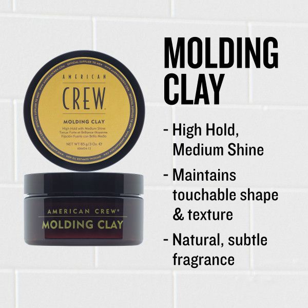 Barattolo marrone scuro con coperchio giallo. Scritta: AMERICAN CREW, MOLDING CLAY. Testo: High Hold, Medium Shine. Su sfondo bianco.