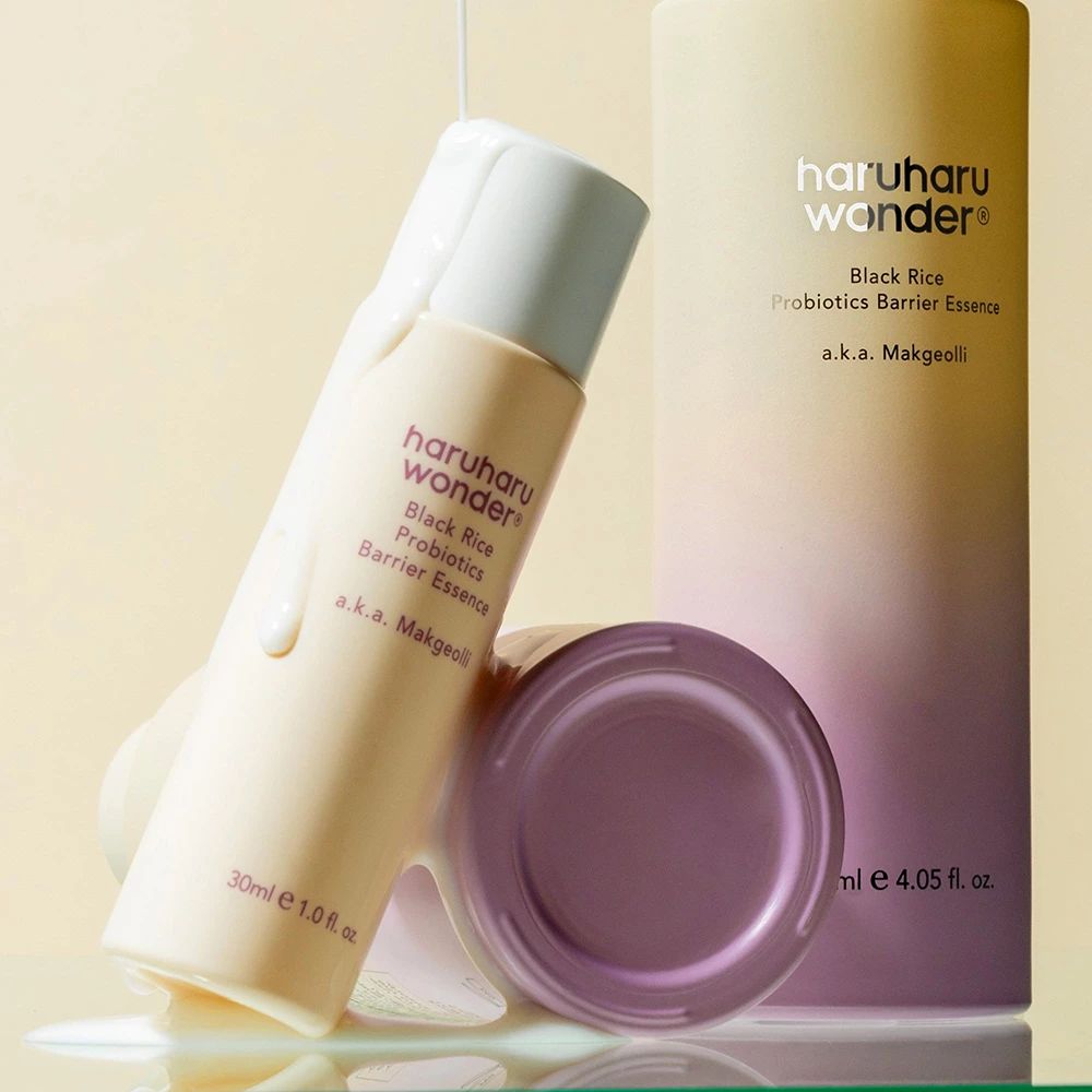 Bottiglia e contenitore HARUHARU WONDER Barrier Essence, gocciolanti di liquido. Bottiglia 30ml e contenitore 120ml.