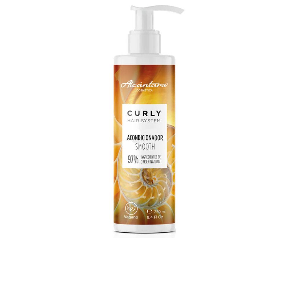 Flacone con dosatore. Scritta: Curly Hair System Smooth Conditioner. Vegano. 97% ingredienti naturali. Marchio Alcántara Cosmetics.