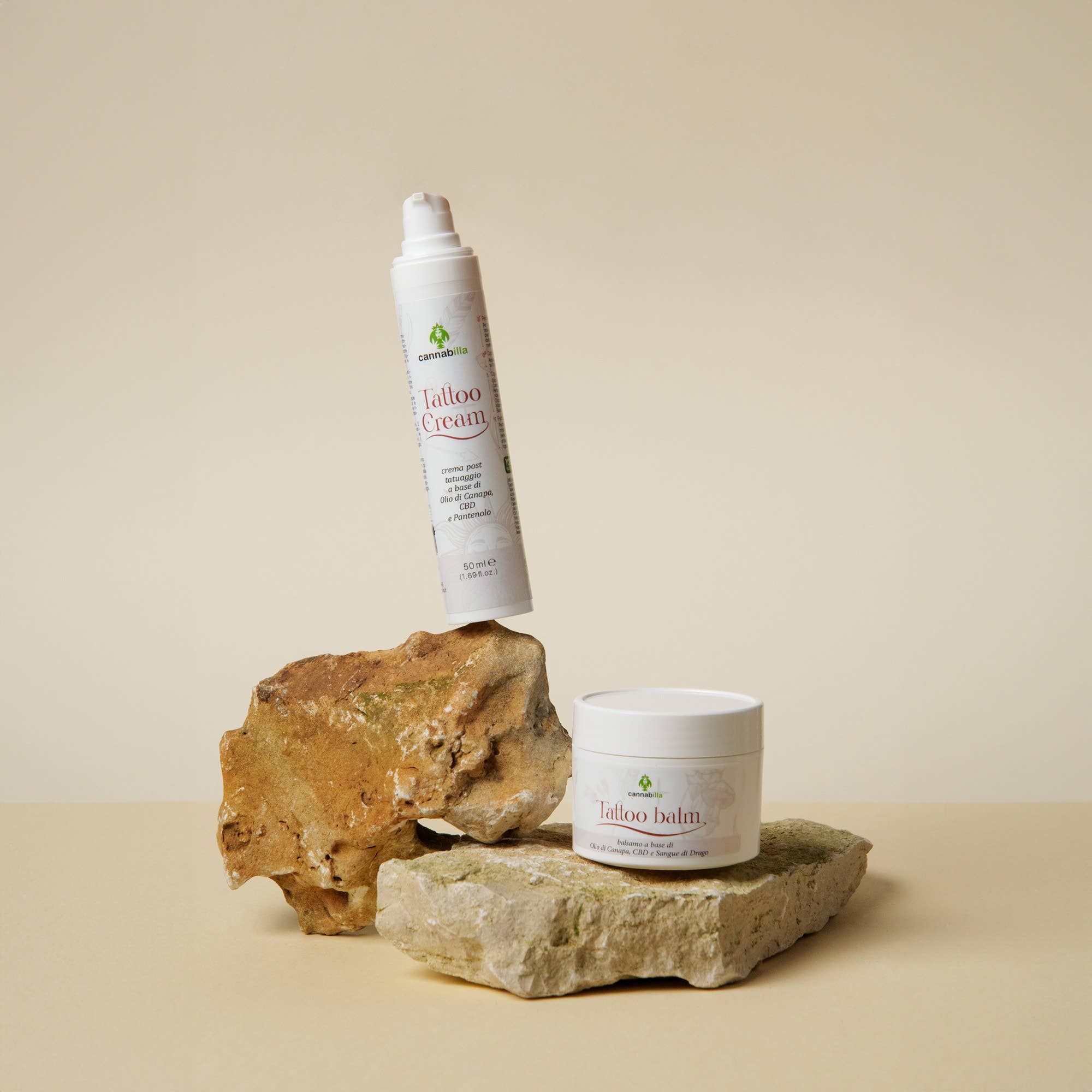 Due prodotti Cannabilla: flacone Tattoo Cream e vasetto Tattoo Balm. Scritta: Tattoo Cream, crema post tatuaggio, a base di Olio di Canapa, CBD e Pantenolo.