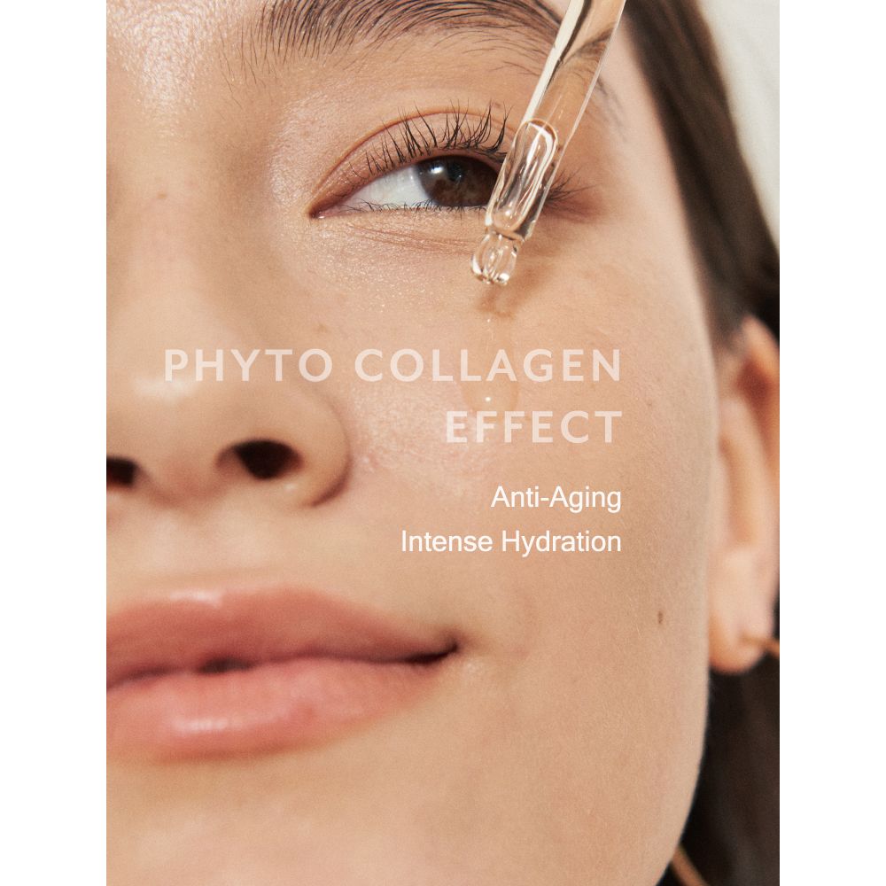 Primo piano di un viso con goccia di siero. Testo 'Phyto Collagen Effect' e 'Anti-Aging'.