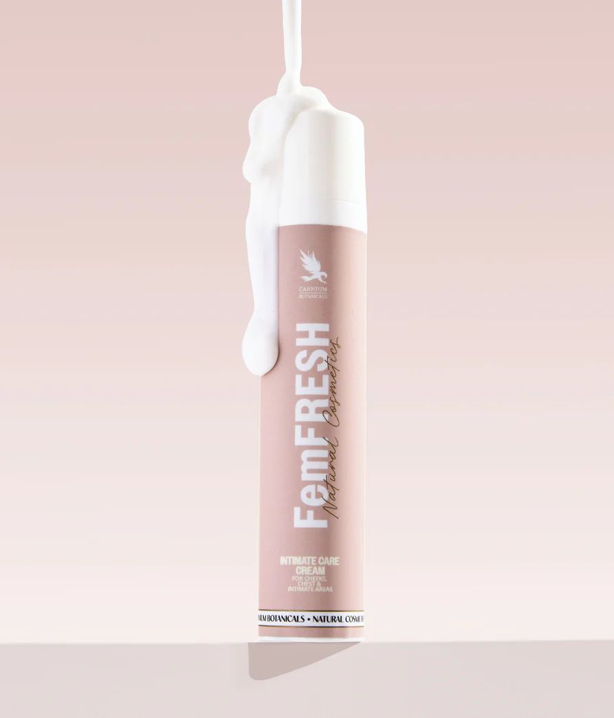 Flacone rosa con stampa bianca. Testo: FemFRESH, Intimate Care Cream. Logo: uccello. Crema bianca versata dal flacone.