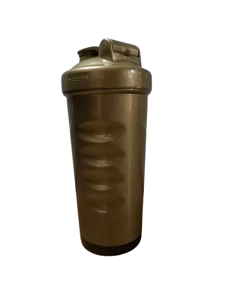 Shaker dorato con scritta nera BODY&FIT. Coperchio con apertura per bere. Scanalature verticali sul corpo.