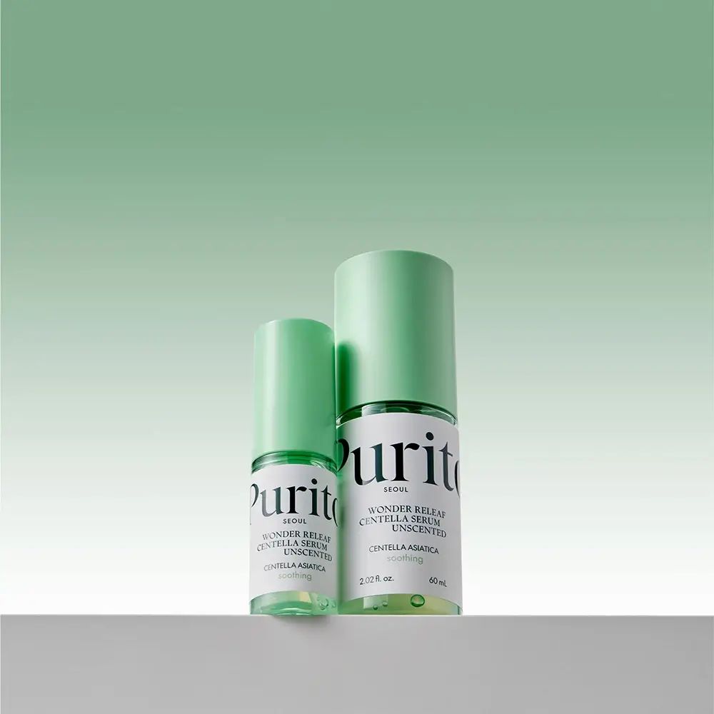 Due flaconi di siero verde con testo bianco. Scritta: Purito, Wonder Releaf Centella Serum Unscented, Centella Asiatica. Tappo verde.