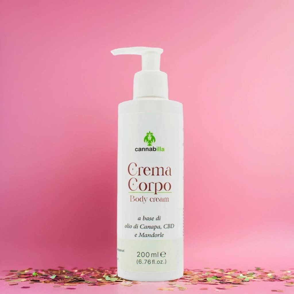 Flacone bianco con dosatore. Scritta: Crema Corpo, Body cream. Contiene olio, CBD e mandorle. 200 ml. Su sfondo rosa.