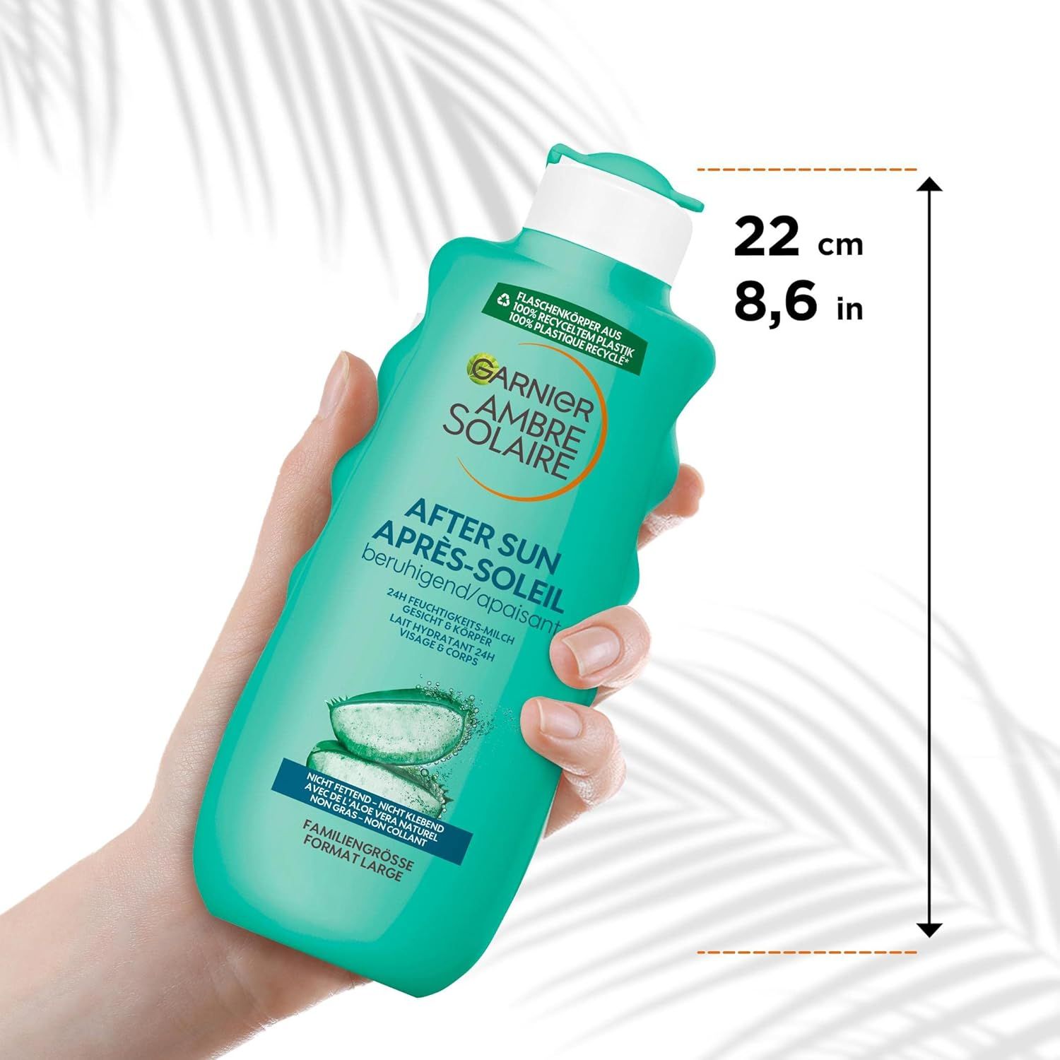 Garnier Ambre Solaire Doposole. Bottiglia verde, alta 22 cm. Testo: Lenitivo, 24h idratazione, non appiccicoso, formato famiglia.