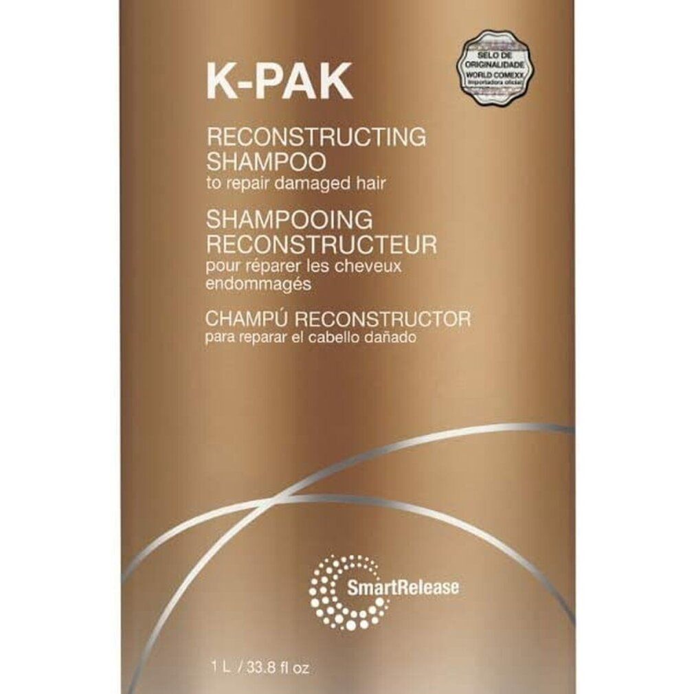 Primo piano del flacone di shampoo. Testo: K-PAK RECONSTRUCTING SHAMPOO. Con logo di certificazione e logo SmartRelease.