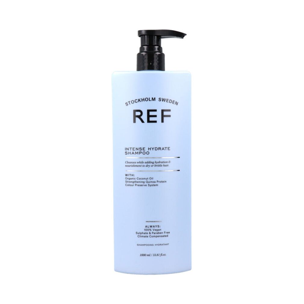 Shampoo blu chiaro con dosatore nero. Scritta: REF, Intense Hydrate Shampoo. Vegano, senza solfati.