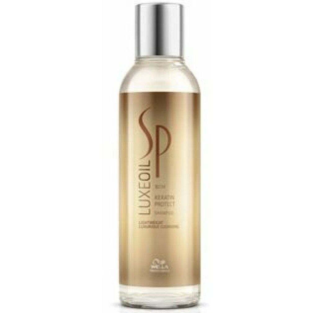 Shampoo Wella SP Luxe Oil. Bottiglia trasparente con liquido dorato. Tappo argentato. Etichetta con testo.