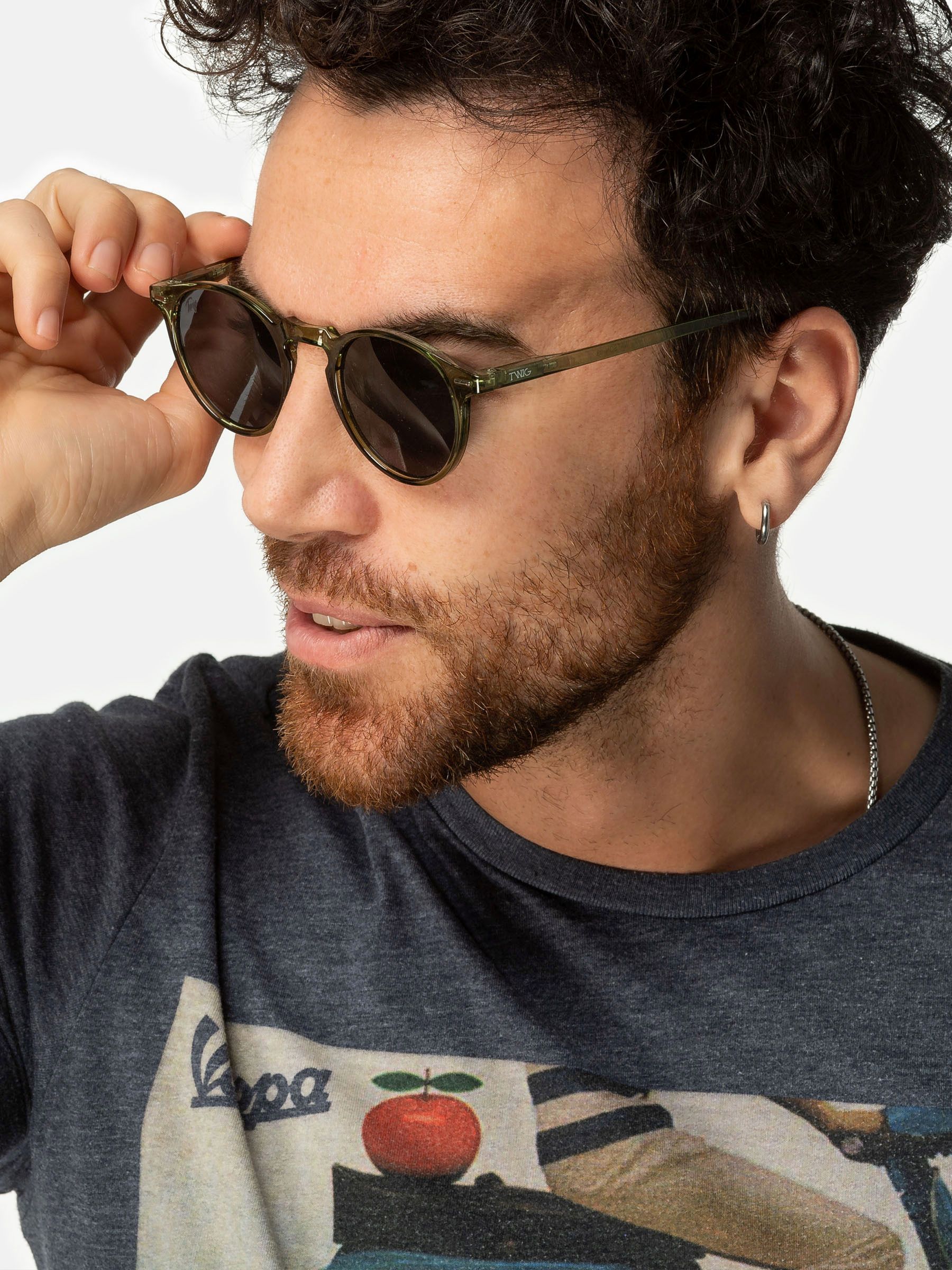 Uomo con occhiali da sole verdi. Vista di profilo.