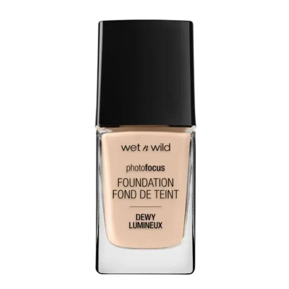 Flacone di fondotinta con tappo nero. Scritta: Wet n Wild Photo Focus Foundation Dewy. Colore: Soft Ivory.