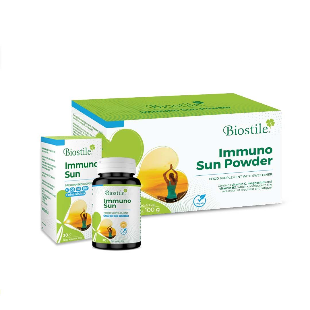 Tre prodotti Biostile Immuno Sun Komplett: confezione in polvere e capsule, e un flacone. Confezione verde e bianca.