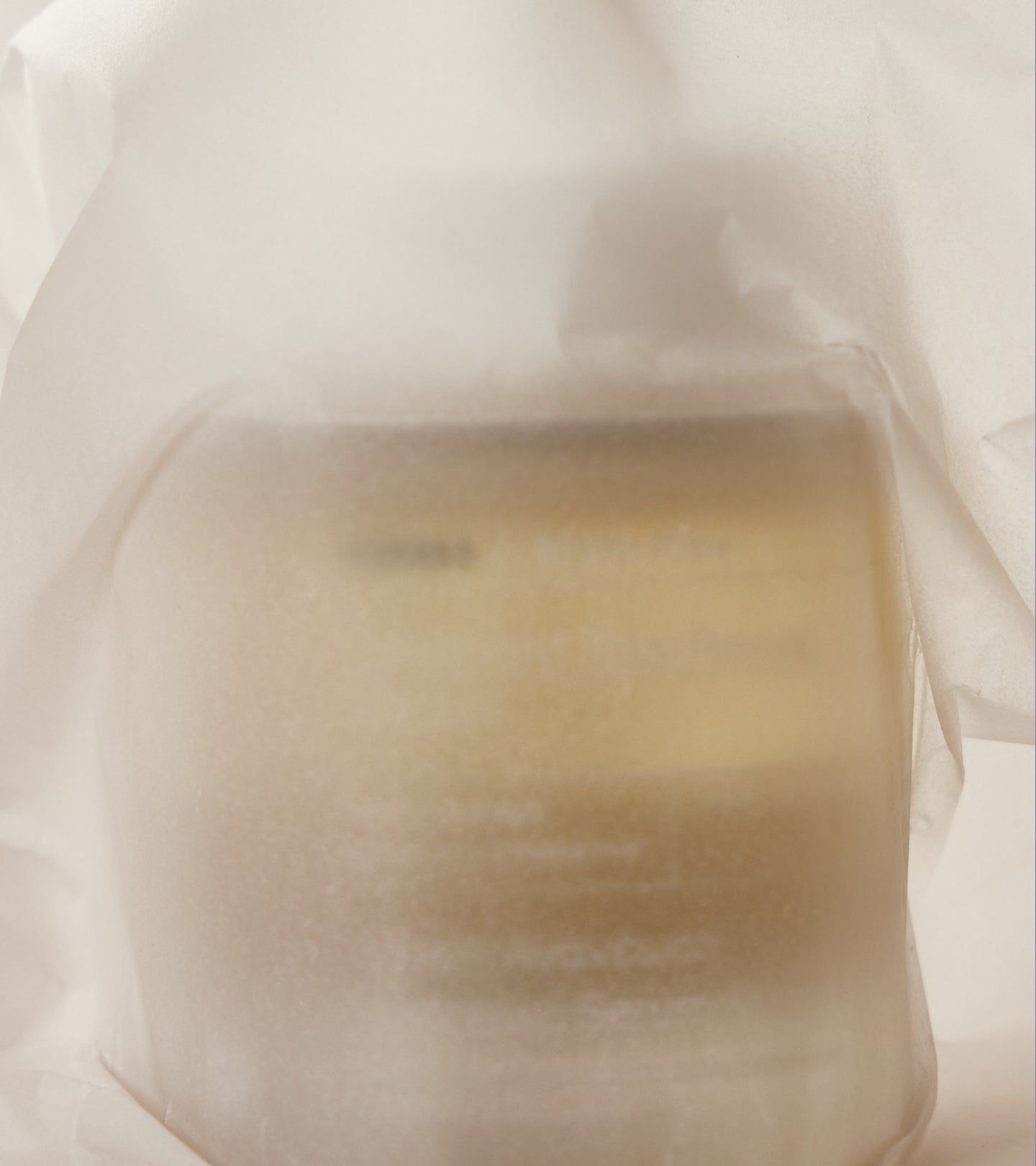 Prodotto avvolto nella carta. È visibile solo la forma del prodotto.