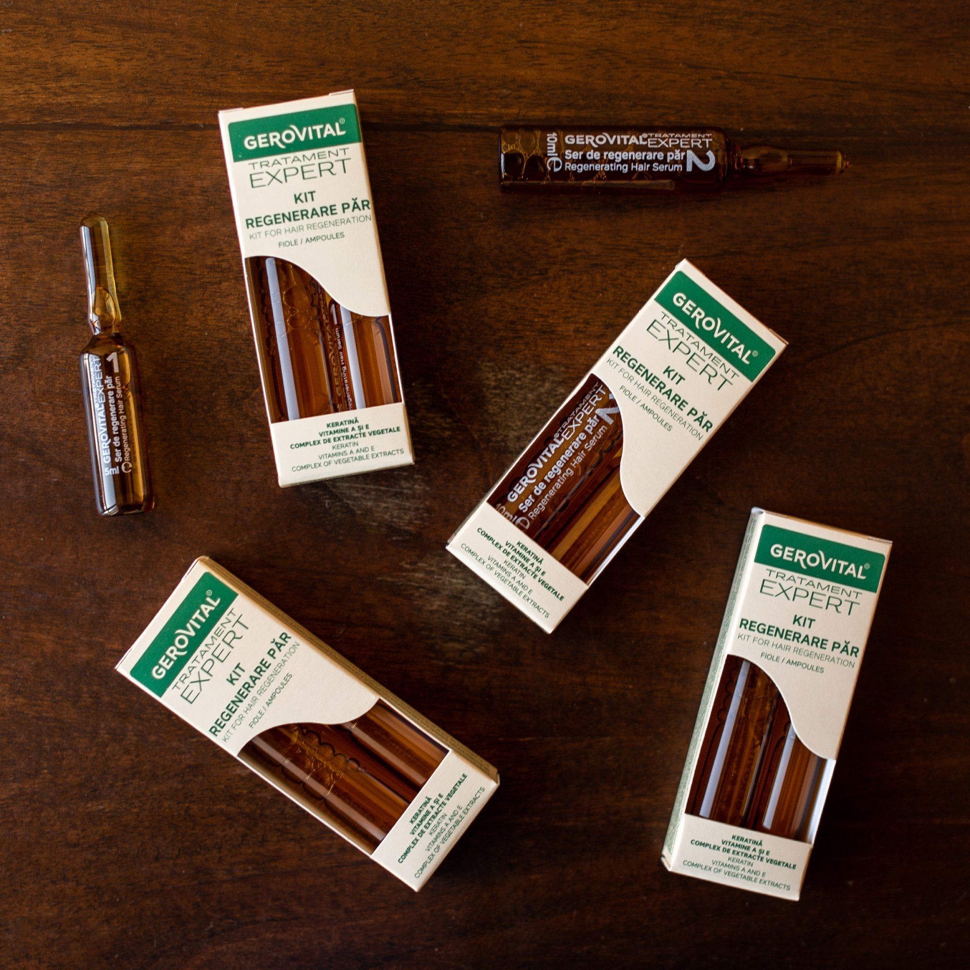 Diversi kit Gerovital Expert e una fiala su fondo in legno. Confezioni con dettagli verdi e nome del prodotto.