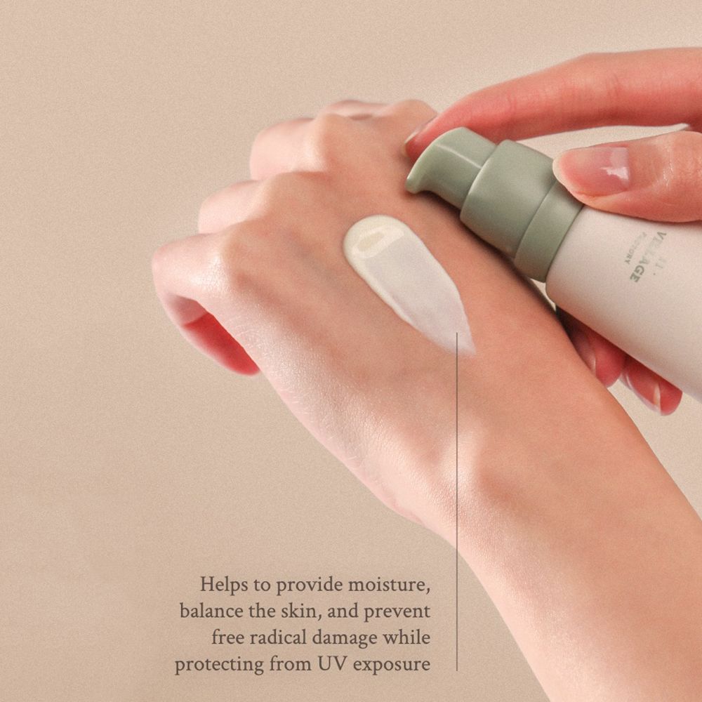 Mano con crema. Testo: 'Helps to provide moisture, balance the skin, and prevent free radical damage'.