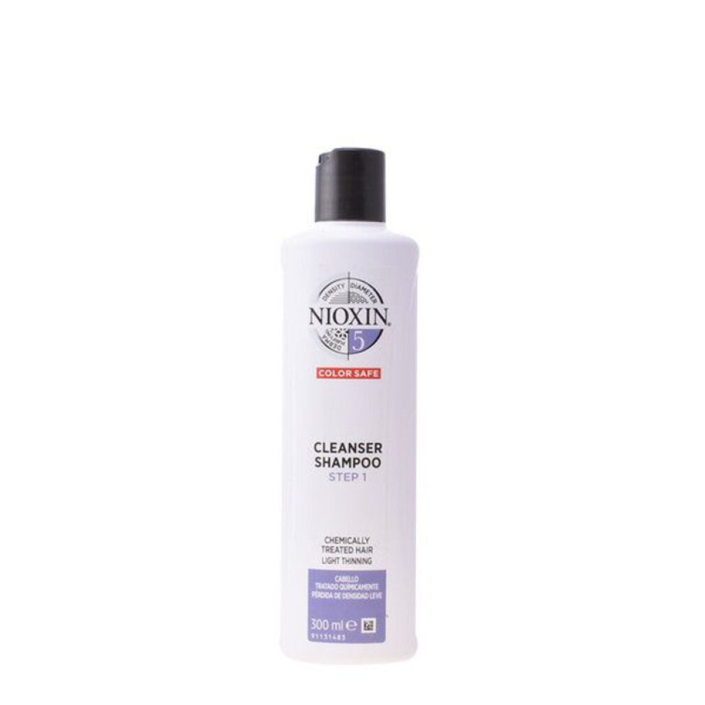 Flacone di shampoo Nioxin System 5. Etichetta bianca, tappo nero. Testo: Color Safe, Cleanser Shampoo, Step 1.