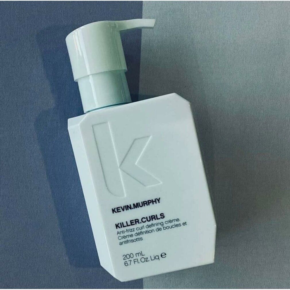 Prodotto bianco con dosatore a pompa. Scritta: KILLER.CURLS, 200 ml. Crema anti-crespo per ricci. Su sfondo blu.